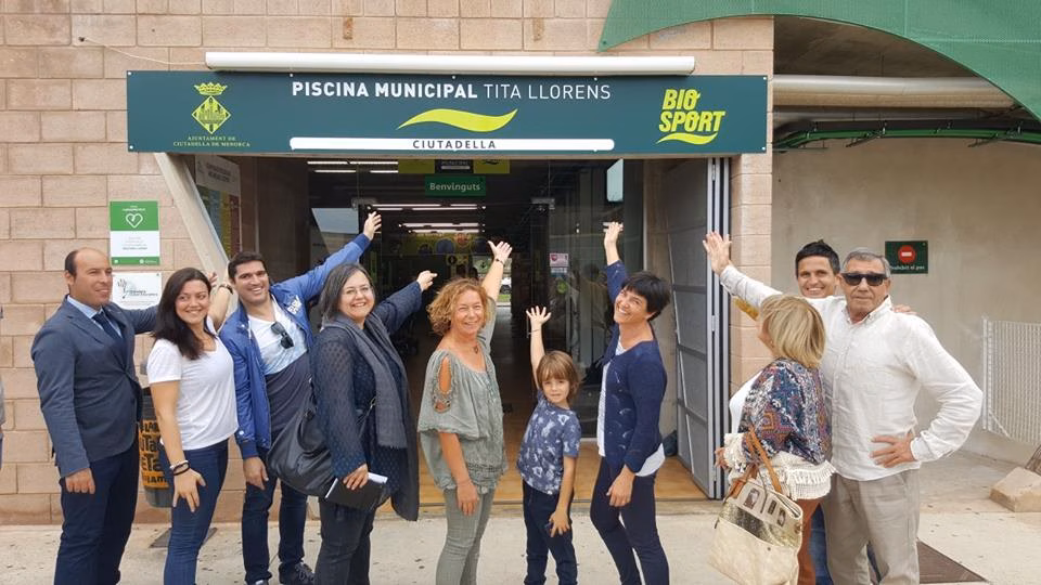 (Vídeo) La piscina municipal de Ciutadella ya se llama "Tita Llorens"