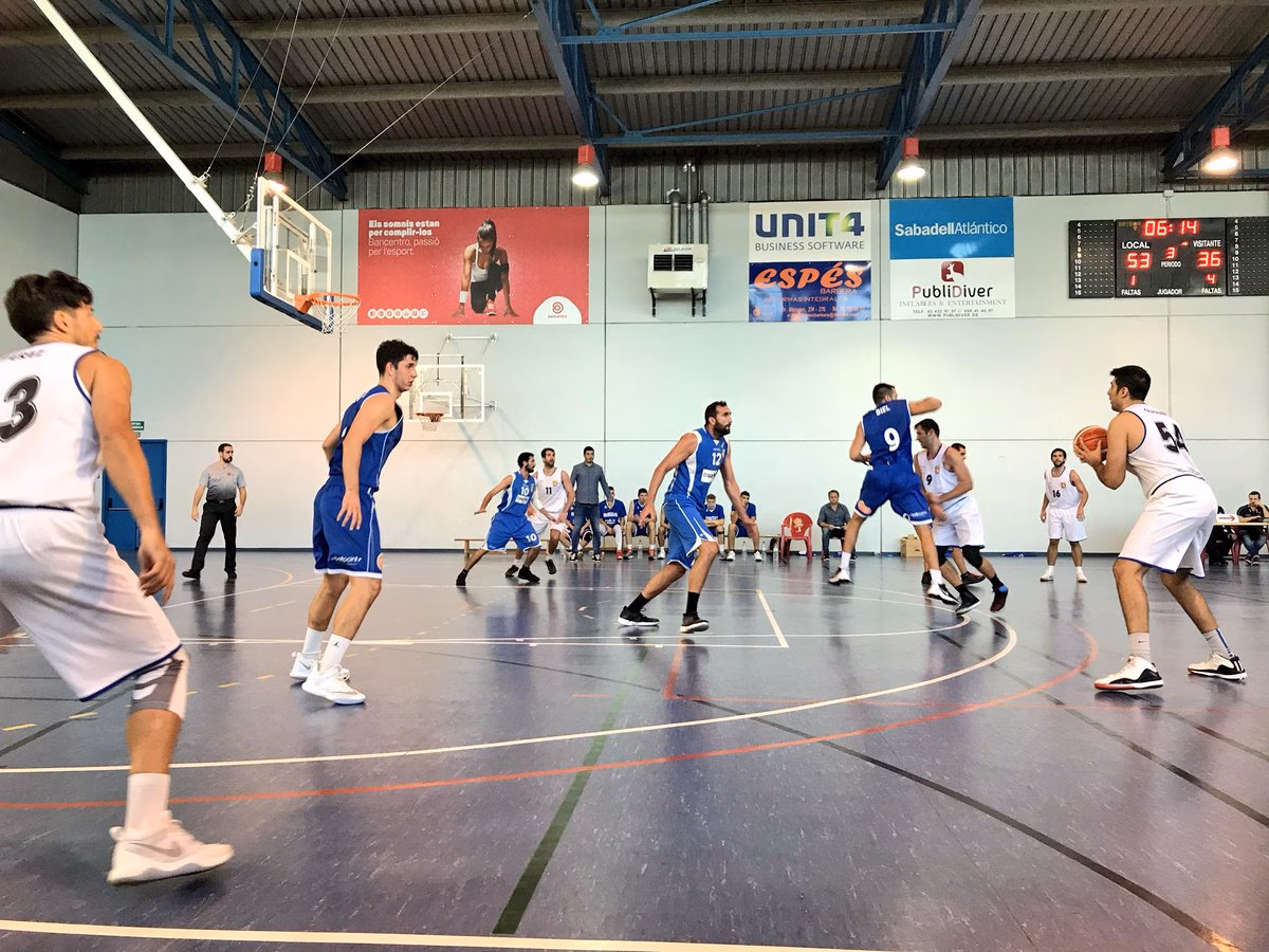 (Fotos) El colista abate al Bàsquet Menorca