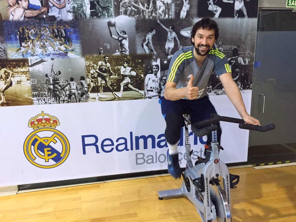(Vídeo) Llull empieza a tocar balón