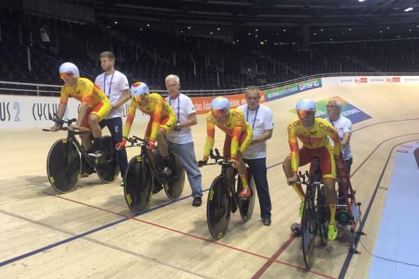 Albert Torres, fuera de las medallas en persecución por equipos del Europeo
