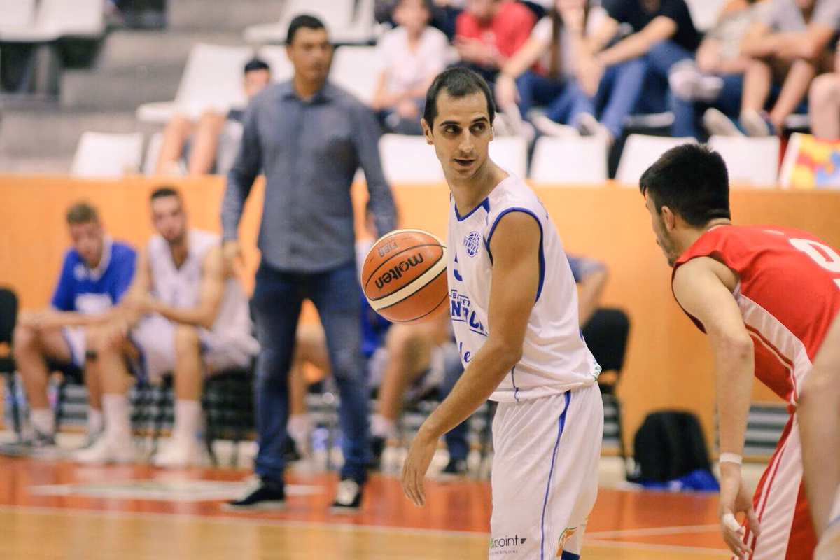 (Fotos) Un mal tercer cuarto castiga al Bàsquet Menorca
