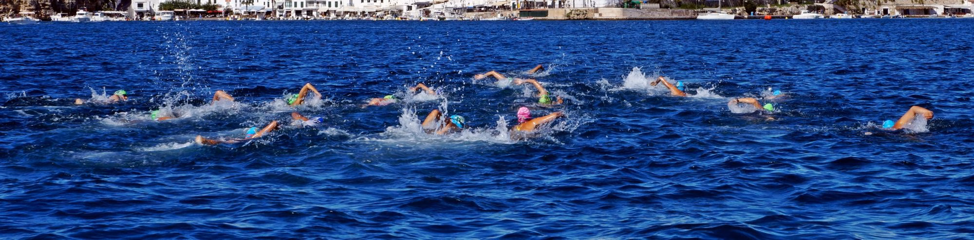 (Vídeo y galería de fotos) Joshua Torres y Tita Llorens reinan en la travesía del puerto de Maó