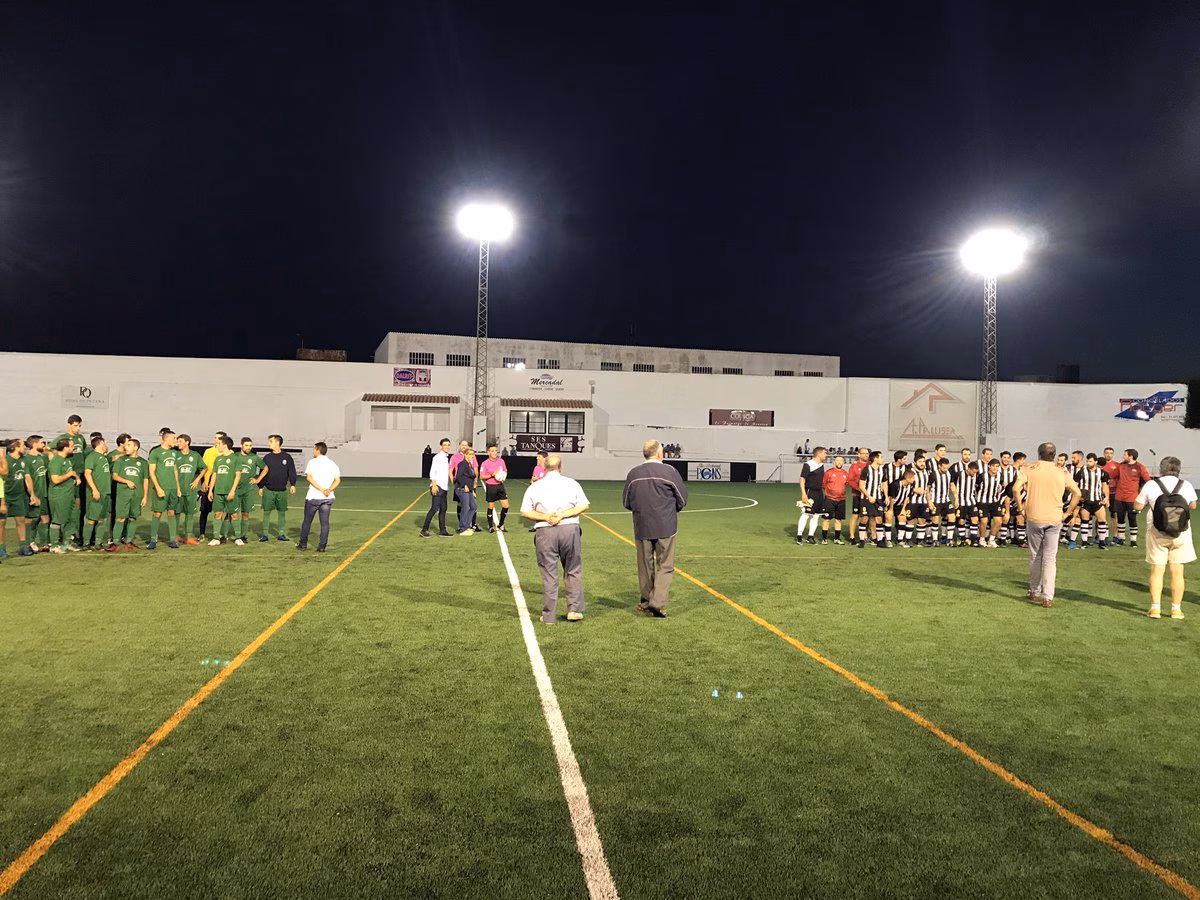 (La foto) Alaior y Sami inauguran el nuevo césped de Los Pinos