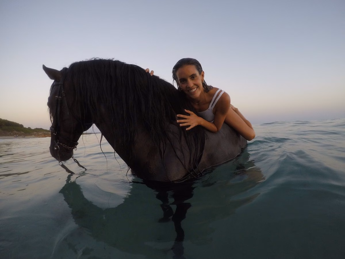 (Foto y vídeo) Ona Carbonell, a lomos de un caballo en aguas de Menorca