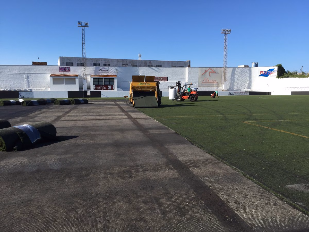 (La foto) Arrancan las obras para cambiar el césped de Los Pinos