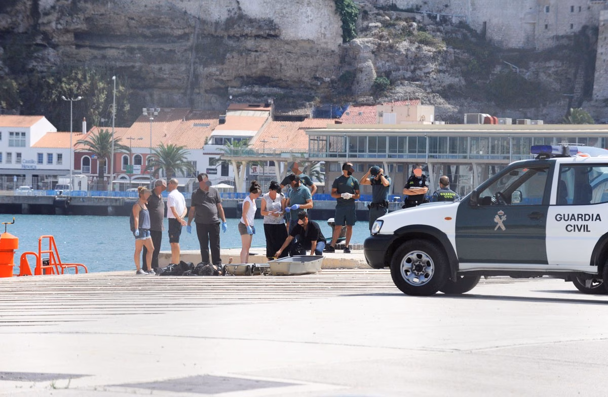 Aparece flotando el cuerpo de una joven cerca de Arenal d'en Castell