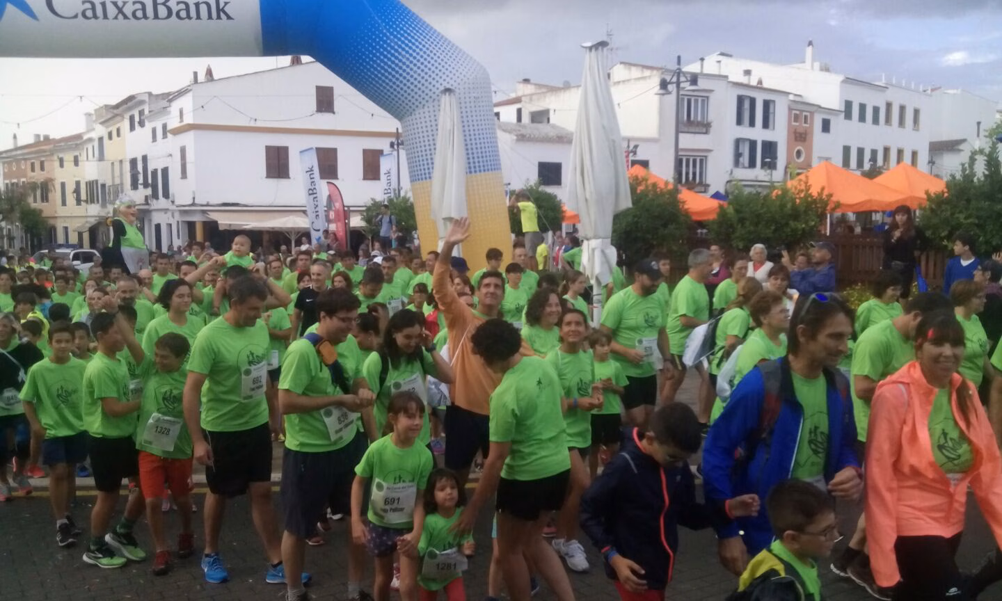 (Fotos y vídeo) Una multitud corre en Es Mercadal por una causa solidaria