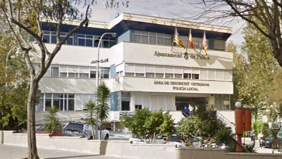 Un detenido aparece muerto colgando con la manga de su jersey en los calabozos