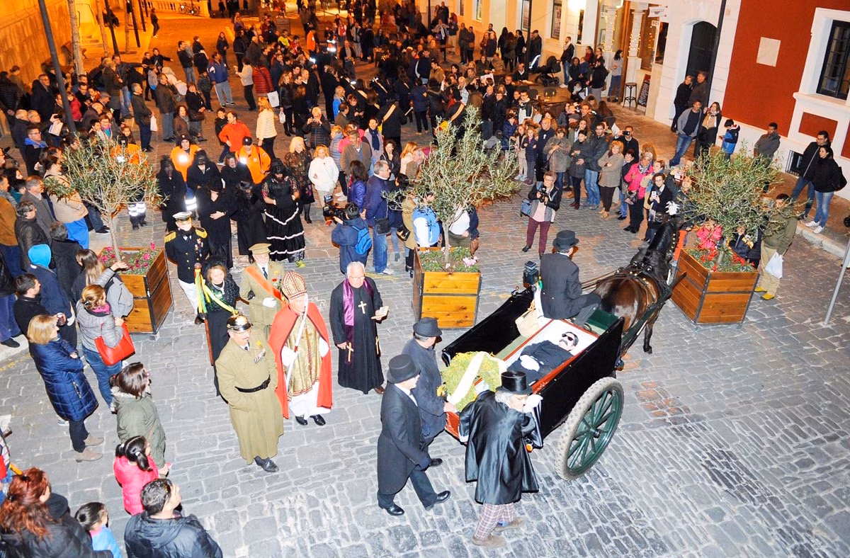 (Fotos) El entierro de Camestortes sume a la sociedad en un profundo pesar