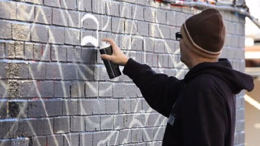 La Policía Local de Ciutadella identifica a cuatro personas en una campaña contra las pintadas en zonas públicas