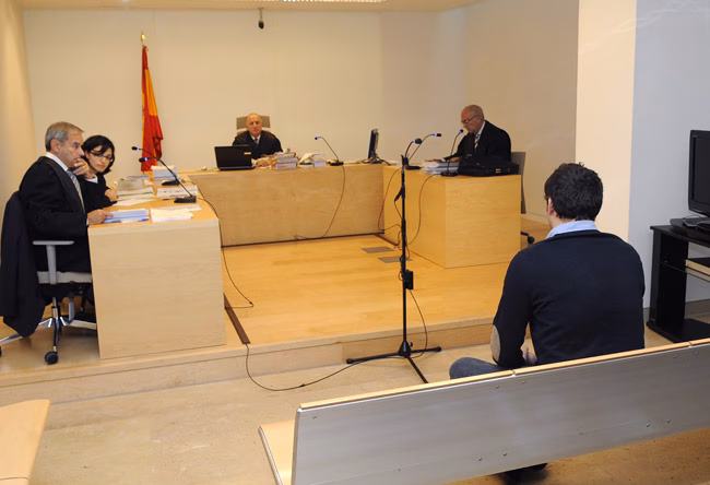 Pegó, pateó, amenazó y mordió a los policías que le identificaban