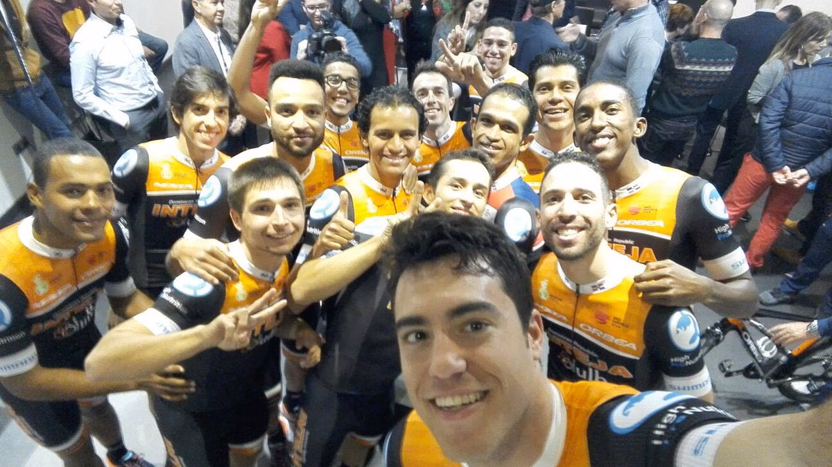 (La foto) Albert Torres se presenta con el Inteja, su nuevo equipo de ruta