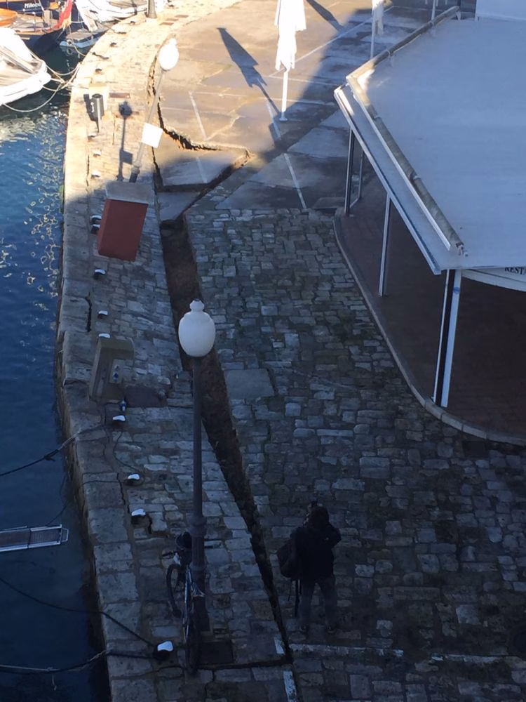 Se hunde parte del muelle de Ciutadella