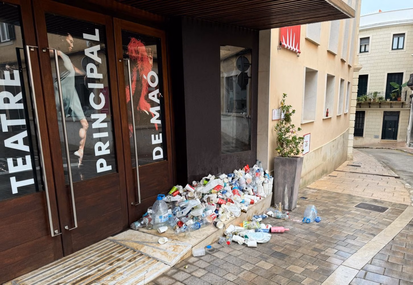 (Fotos) El incivismo llena Maó de puntos negros de suciedad