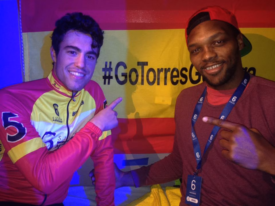 (La foto) Frank Muñoz, apoyando a Albert Torres en Amsterdam