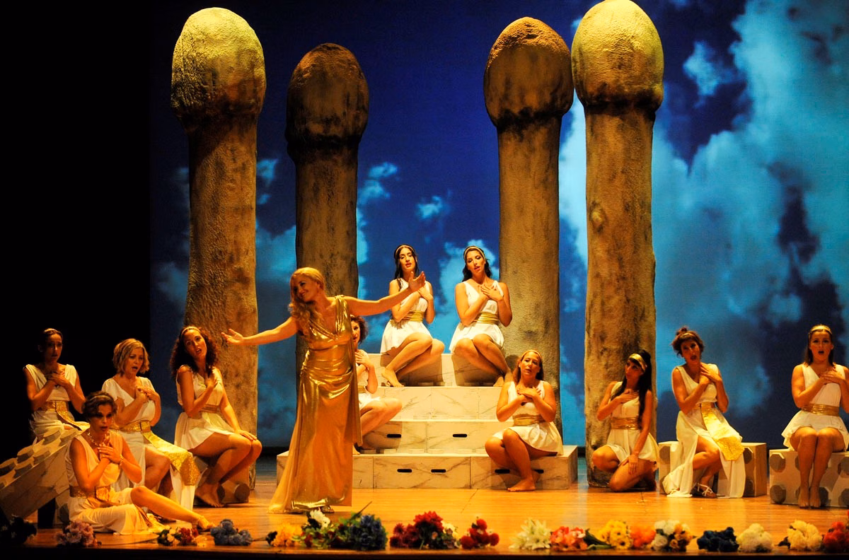 Todo a punto para "La bella Helena" en el Orfeó Maonès