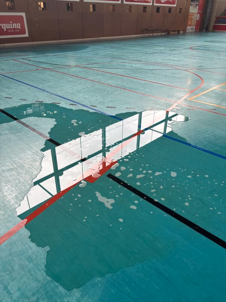 (Fotos y vídeos) Las lluvias provocan graves daños en el polideportivo de Ciutadella