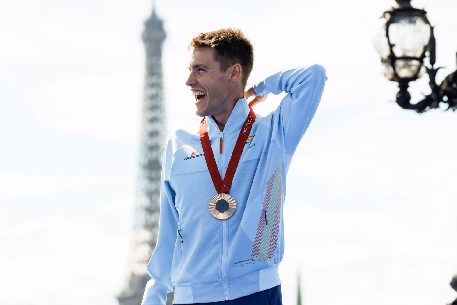 (La foto) Nil Riudavets ya luce su medalla paralímpica