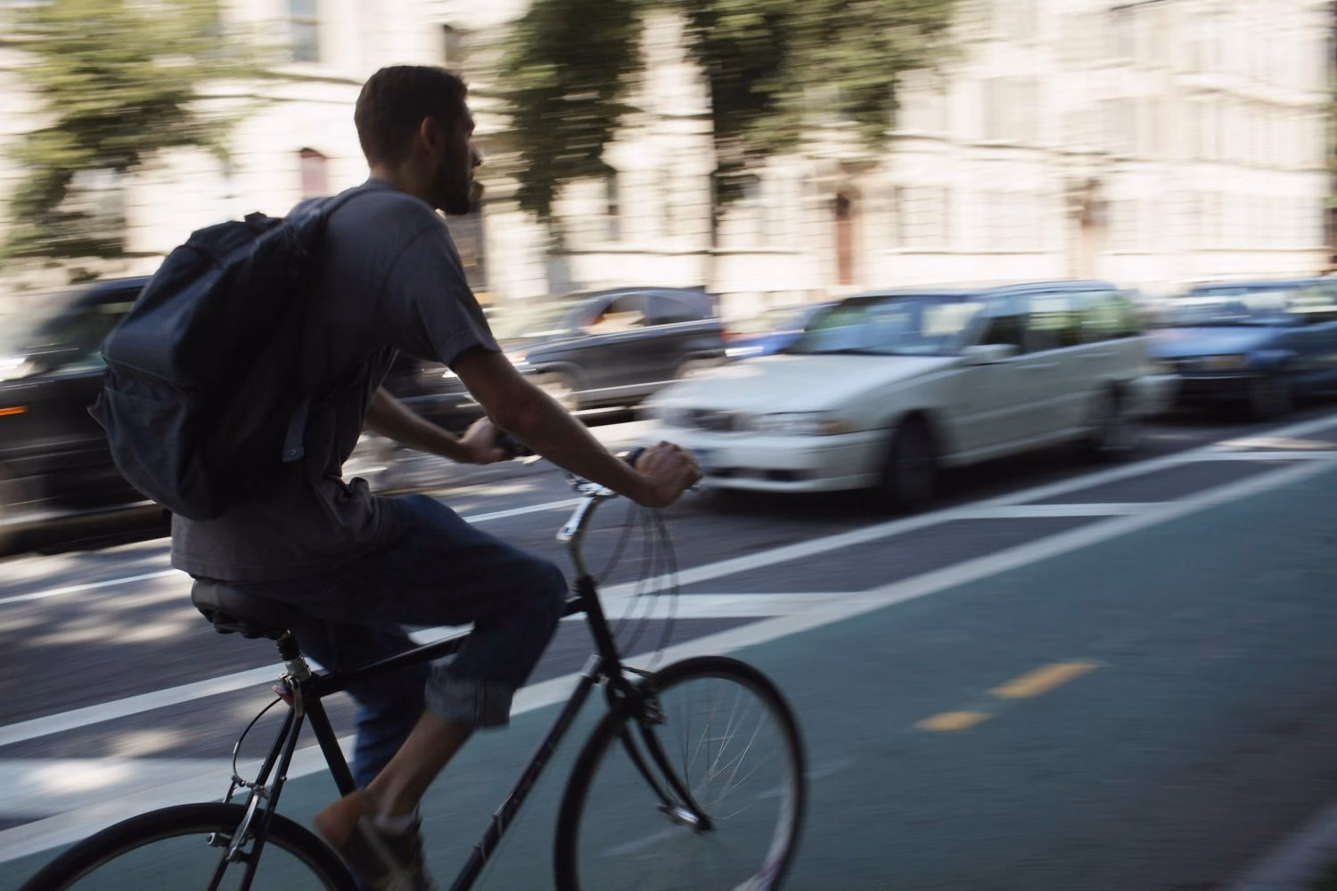 Un joven de 16 años se cae de la bici sin casco y es trasladado al Canal Salat
