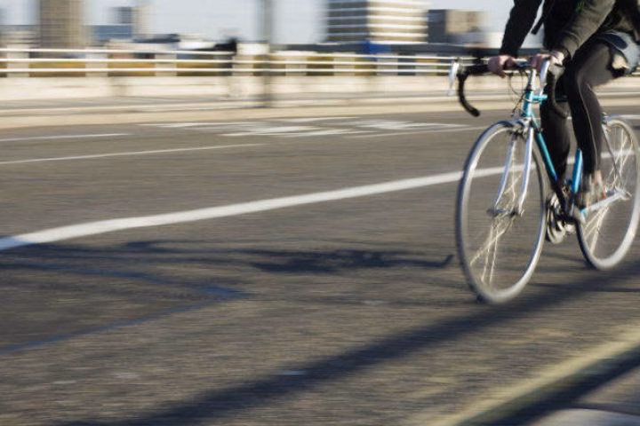 Atropellan a una ciclista en la carretera de Cala en Bosc