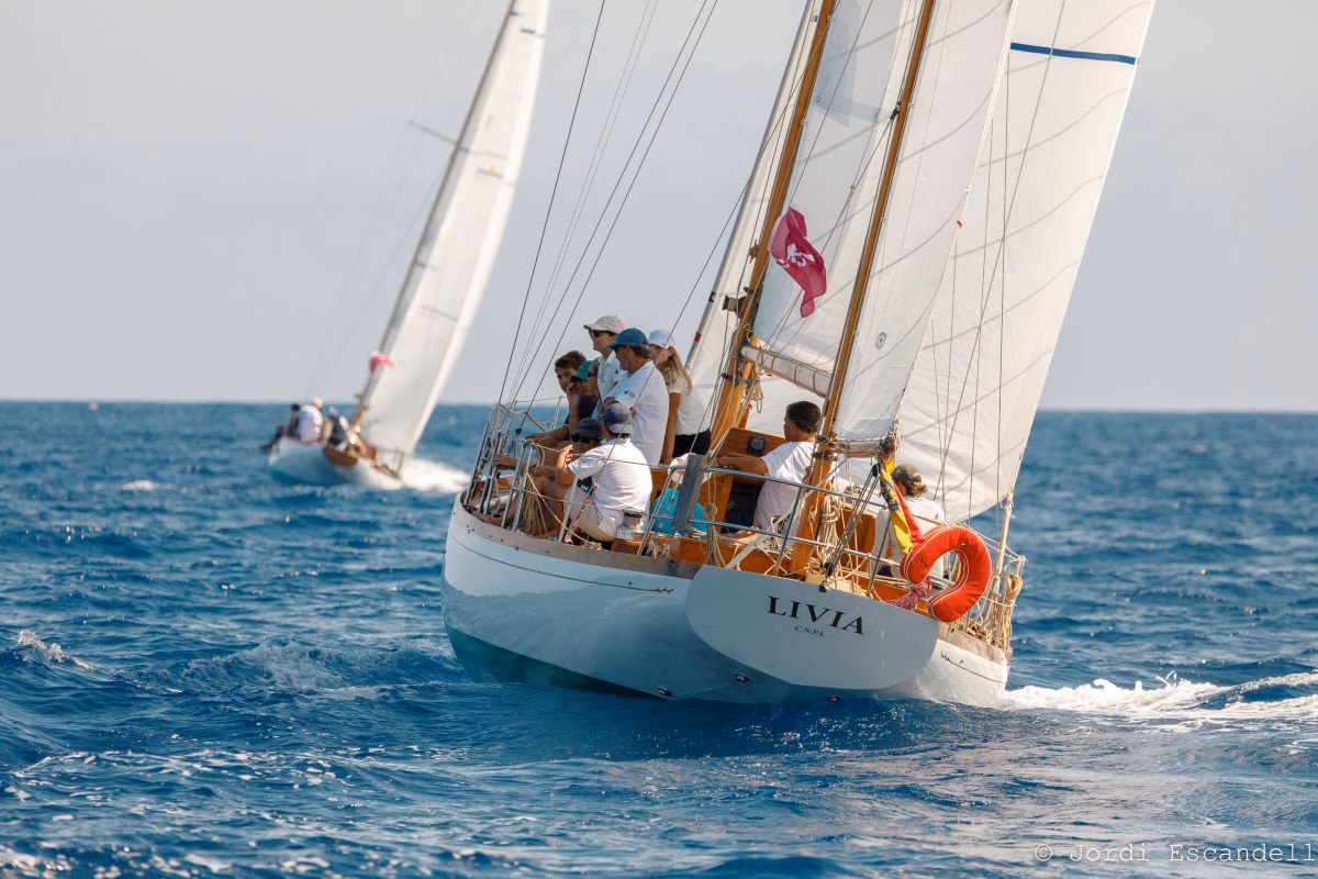 Livia, un barco clásico rescatado que despliega sus velas en el puerto de Maó