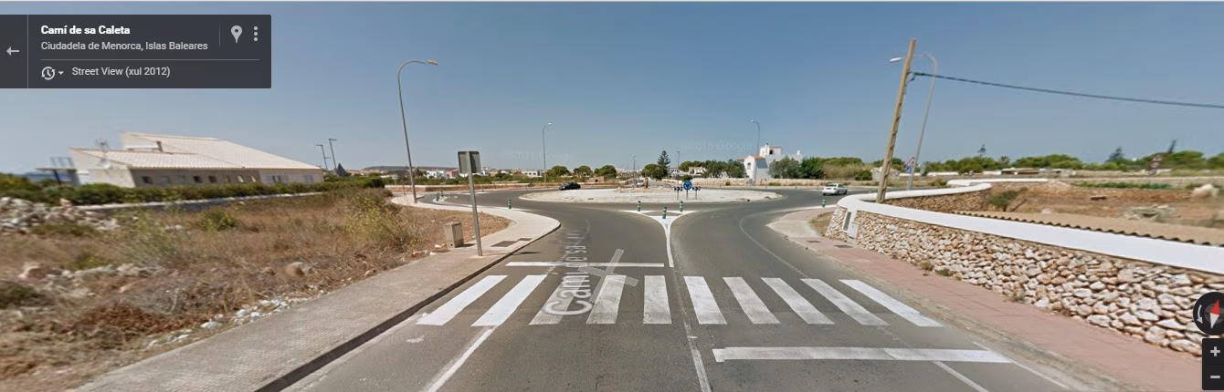 Trasladan al Canal Salat a una mujer tras caerse con su moto en la zona de Sa Caleta