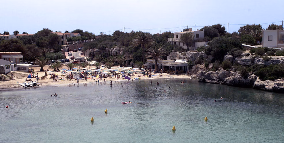 El vertido tóxico obliga a cerrar también la playa de Sa Caleta