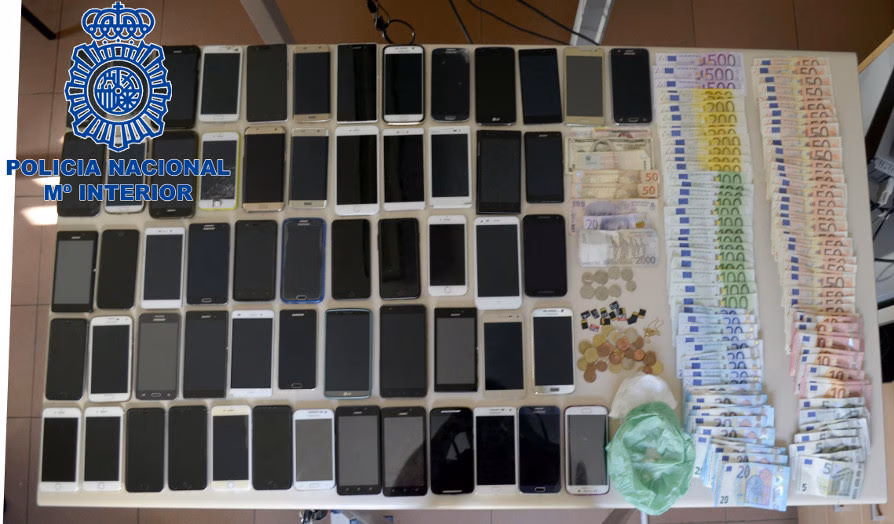 Detienen a una banda que robó 57 móviles y 7.000 euros durante las fiestas de Sant Joan en Ciutadella