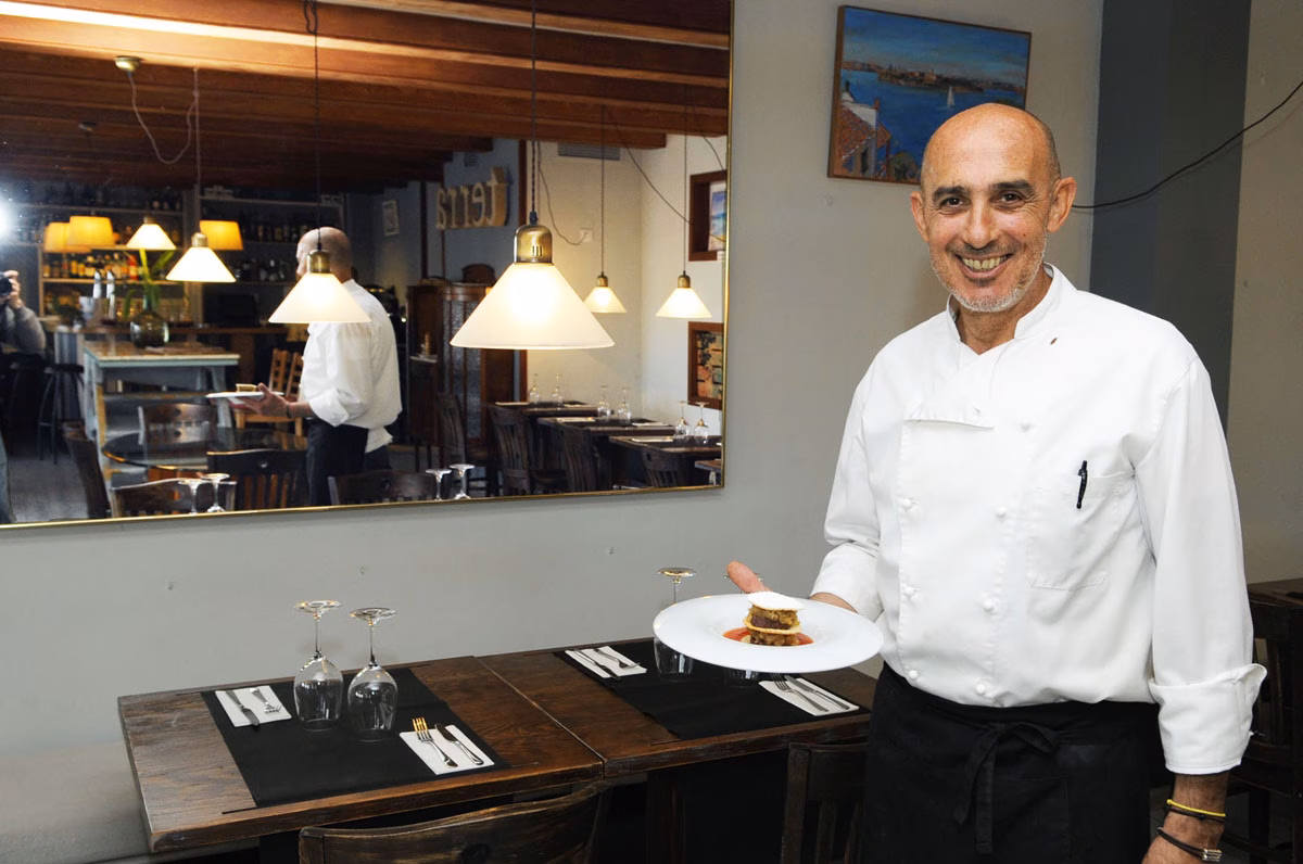 Hojaldre de butifarró frito, cebolla confitada y mermelada de tomate rojo.