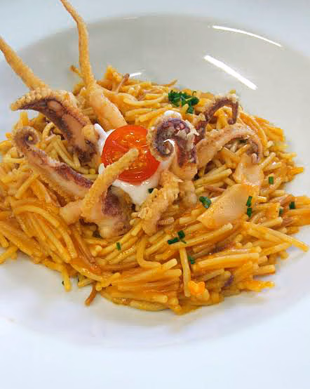 Arrossejat de fideos con calamar de Pins46