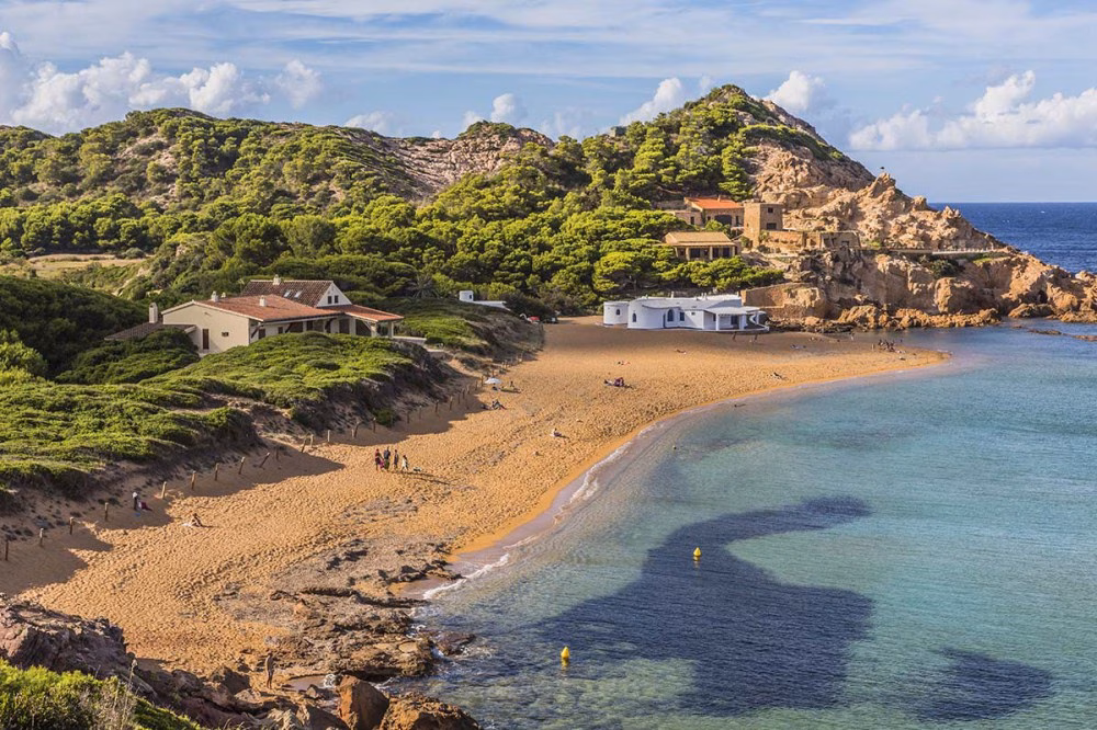 Un turista de 63 años fallece ahogado en cala Pregonda