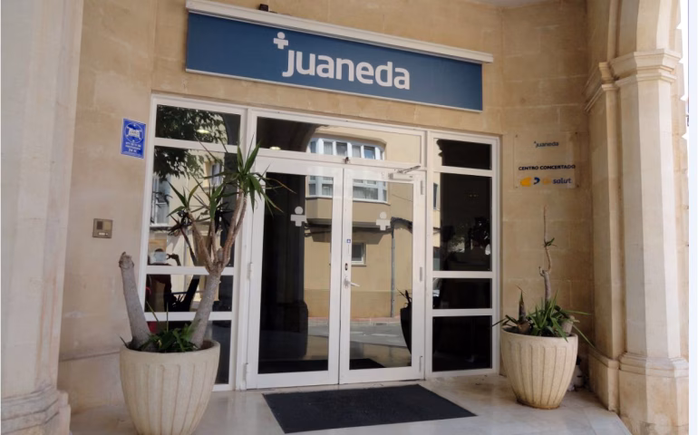 Un anciano se precipita en una zona de rocas de Ciutadella y es trasladado a la clínica Menorca