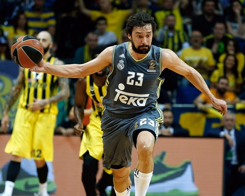 El Fenerbahçe da el primer golpe en Estambul