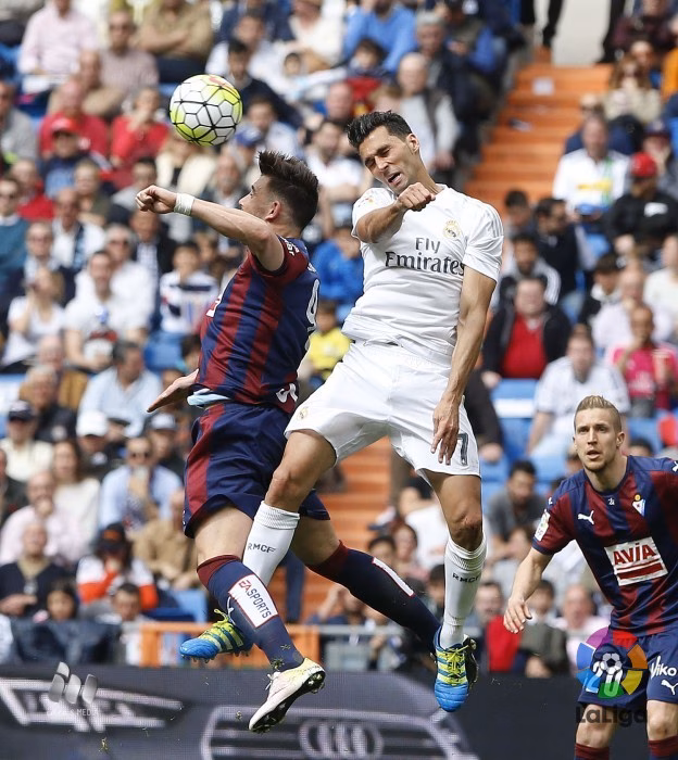 Sergi Enrich no logra detener la avalancha del Real Madrid