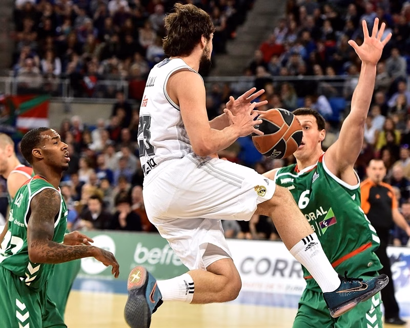 Un triple de Bertans a 3" del final sacude al Madrid de Llull en Vitoria