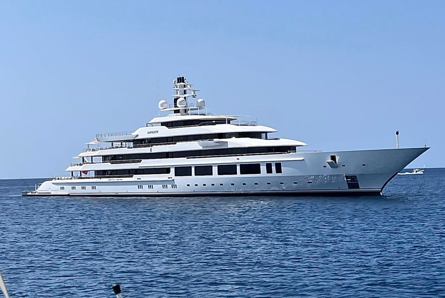 (Vídeo y fotos) "Infinity", el megayate de 350 millones que navega por aguas de Menorca