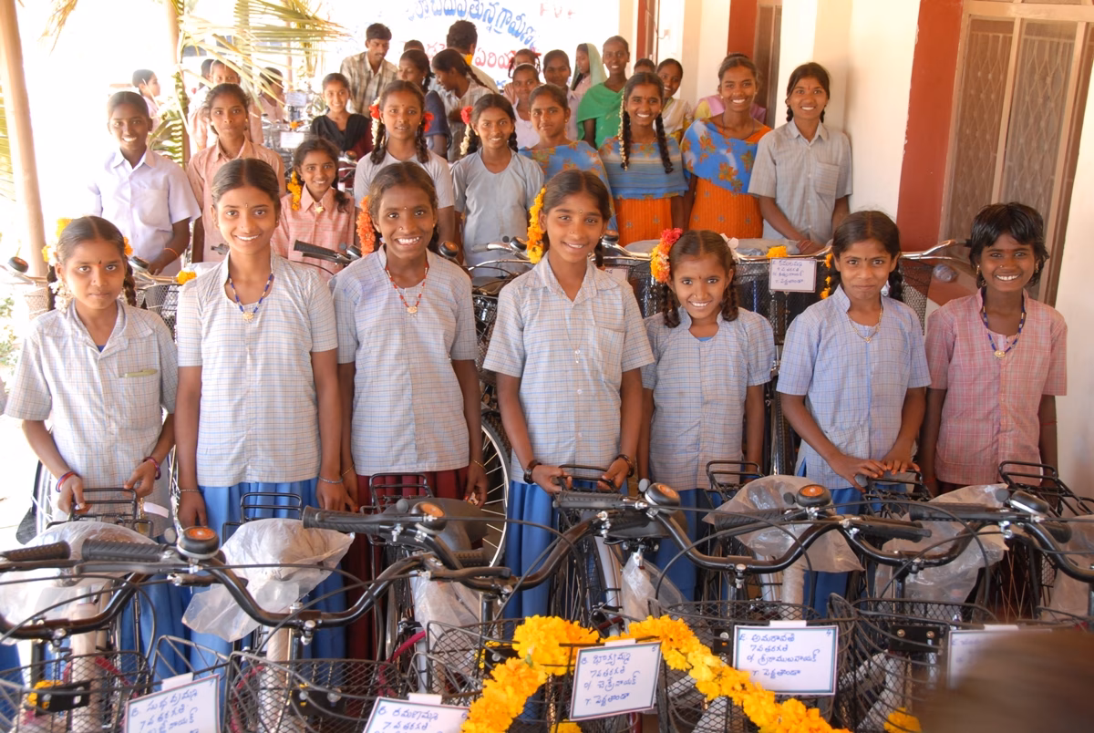 Arte de Menorca para que 328 estudiantes de la India sigan yendo en bicicleta a la escuela