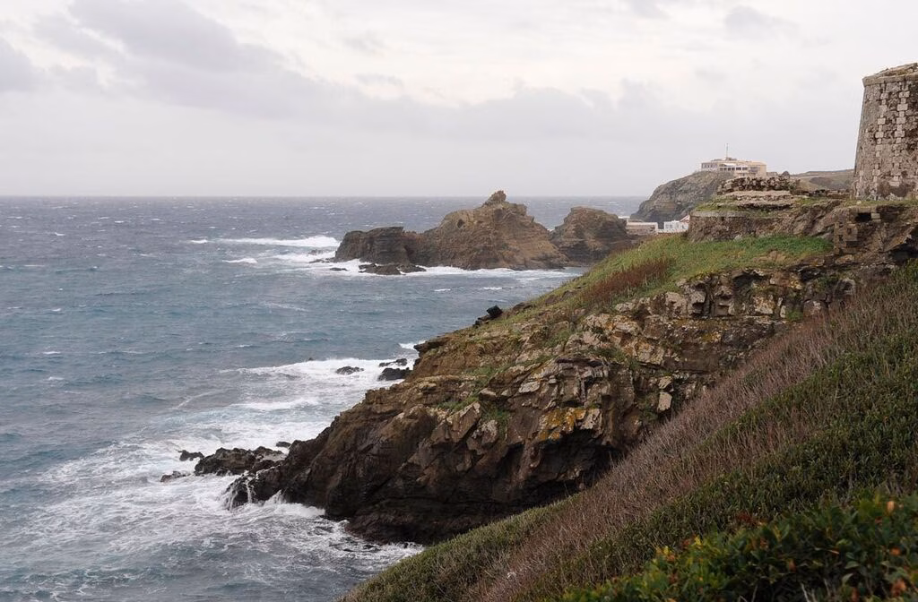 El viento no da tregua: alerta naranja en Menorca por olas de 4 metros