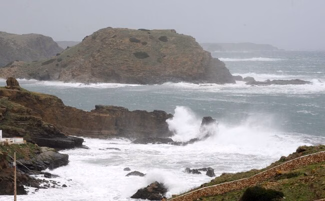 El viento alcanza rachas de 83 kilómetros por hora en Es Mercadal y la lluvia 7.9mm en el Aeropuerto