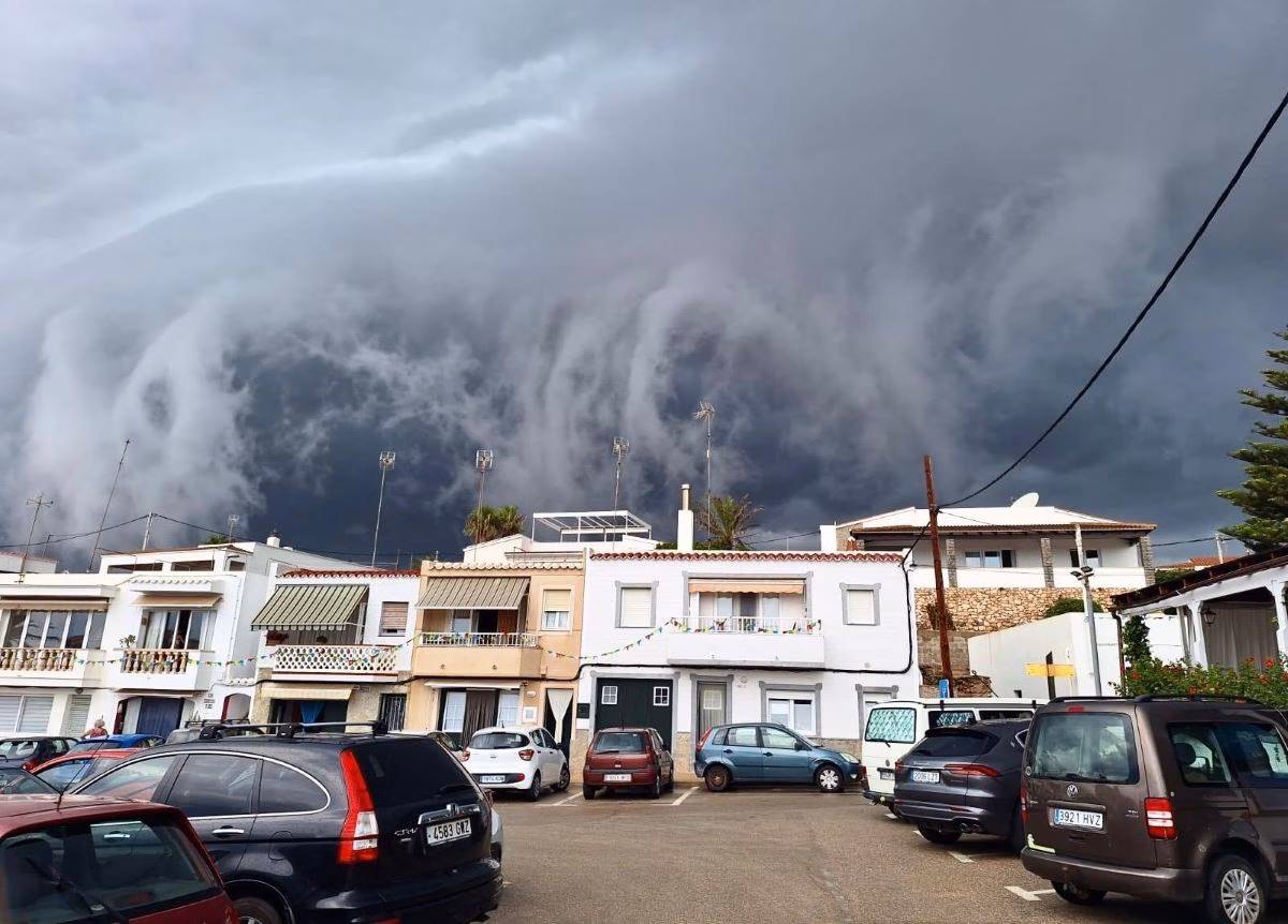 (Fotos) Oscura y amenazante, así llegaba la DANA a Menorca