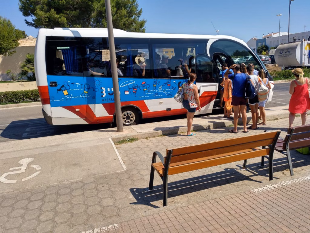 Se restablecen todas la líneas regulares de autobús y el servicio de playas de Menorca