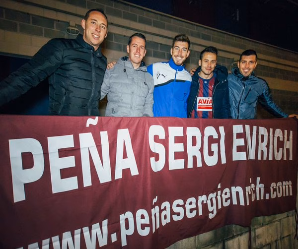 Sergi Enrich recibe una visita muy especial: la de su nueva peña
