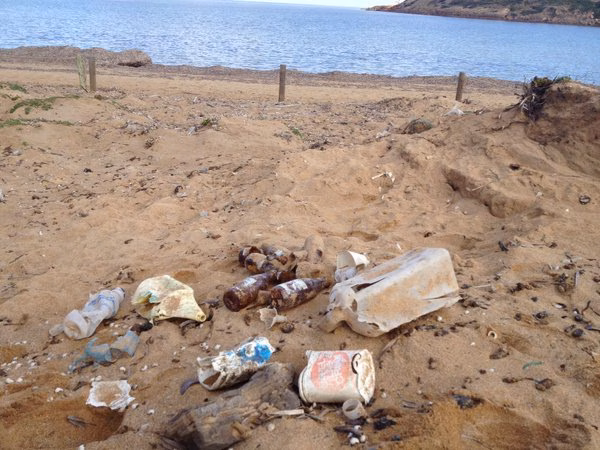 Denuncian que hace más de un año que no se retiran algunas basuras del litoral