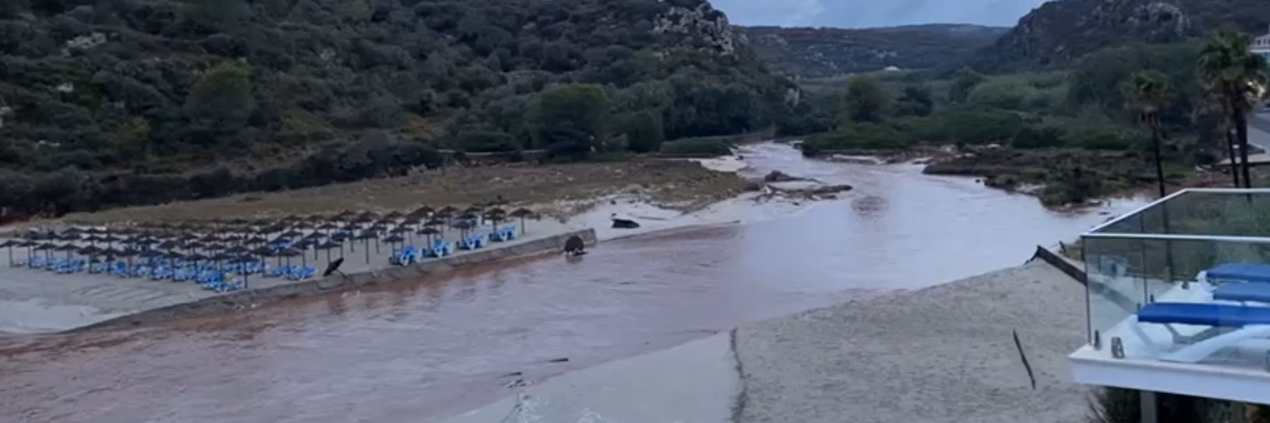 (Vídeo) Cala en Porter desaparece bajo el agua tras el temporal