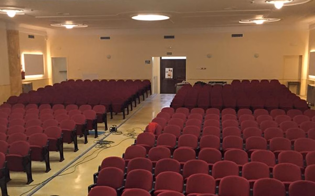 Llegan las butacas al teatro de Calós