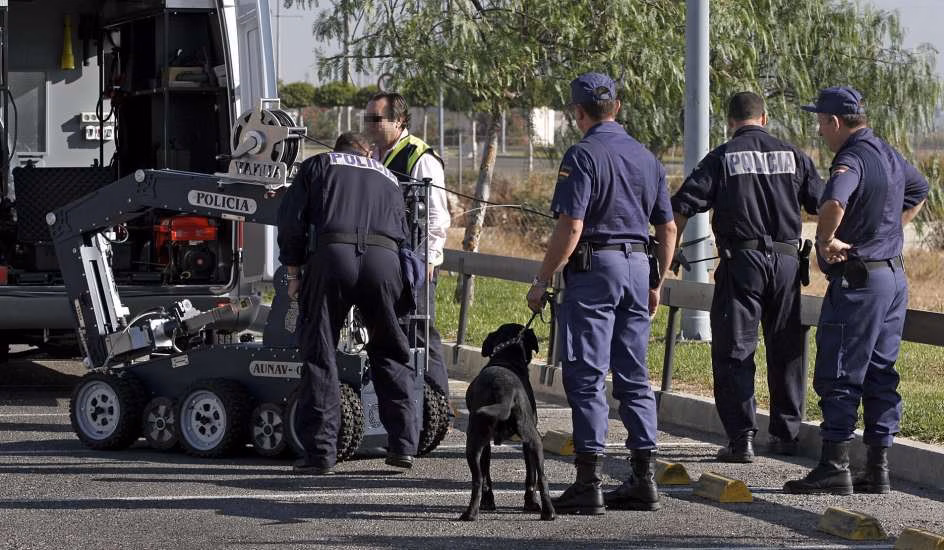 Los Tedax detonan una maleta sospechosa en la carretera de La Mola de Maó