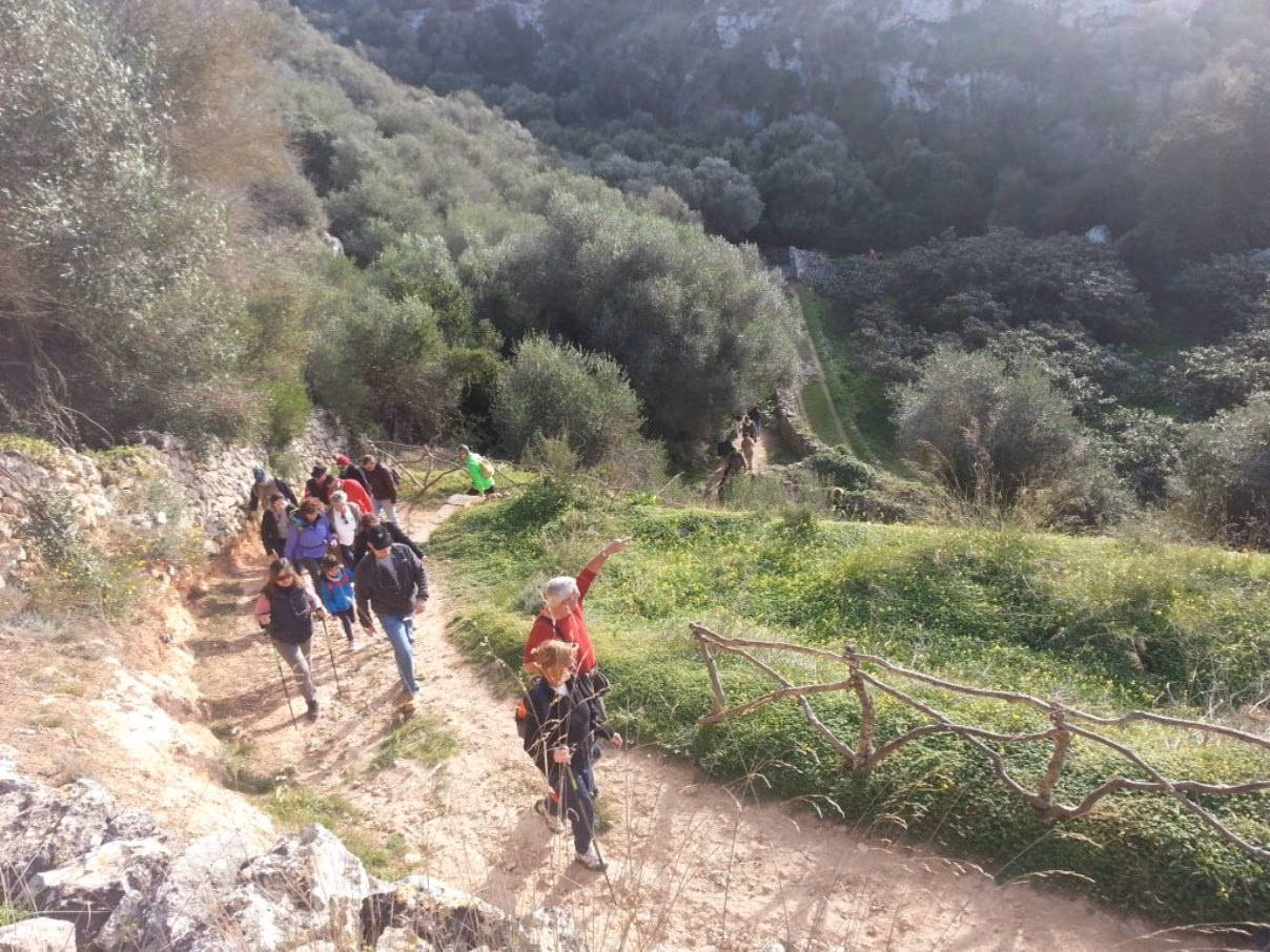 261 personas participan en la excursión de Cala en Porter hasta ses Roques Llises