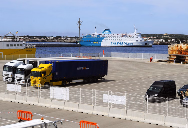 El viento y el fuerte oleaje obligan a cerrar el puerto de Ciutadella