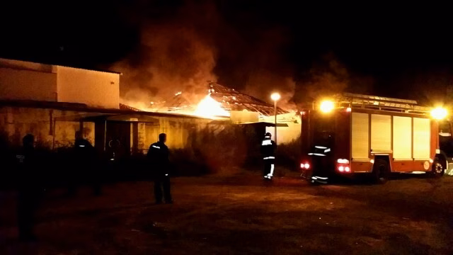 El fuego arrasa una antigua discoteca en Santandria