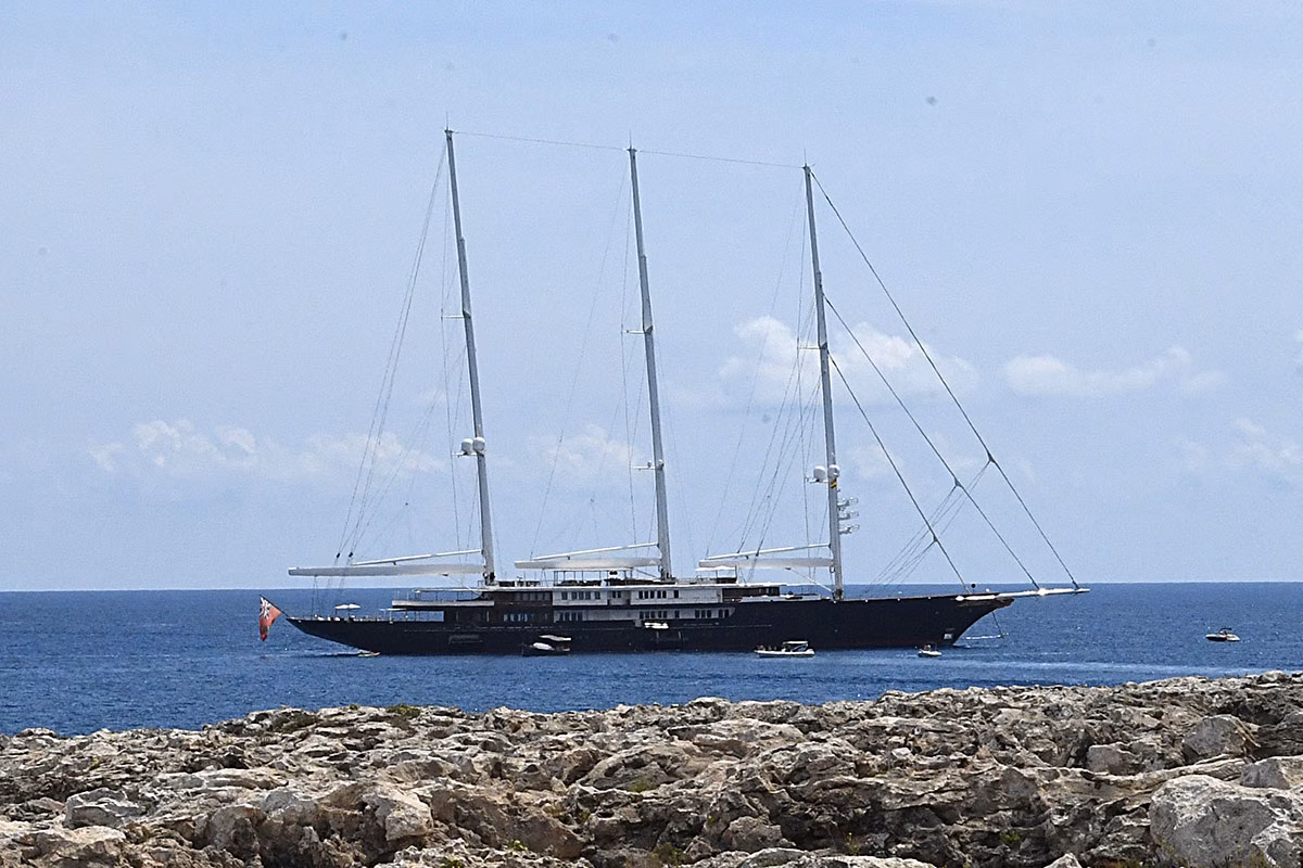 Jeff Bezos, fundador de Amazon, llega a Menorca y se embarca en el espectacular velero "Koru"